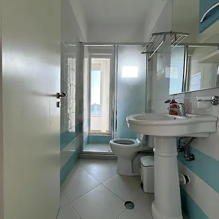 Luxury Diva Sea View Apartment, Bougainville Bay Daire